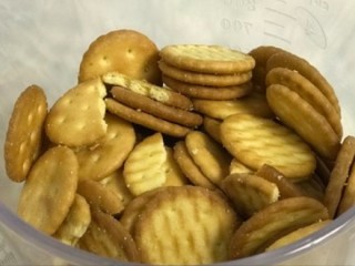 5、雪花酥,也准备一些小饼干之类的～