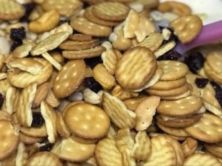 7、雪花酥,放到锅里的棉花糖，一起搅拌融合～