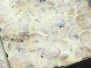 11、雪花酥,反过来～后面也撒上奶粉～