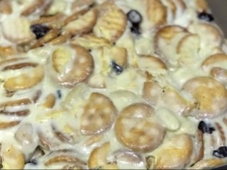 9、雪花酥,倒入模具中～弄平整～