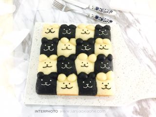 3、黑白小熊挤挤包,黑白相间，对比分明。