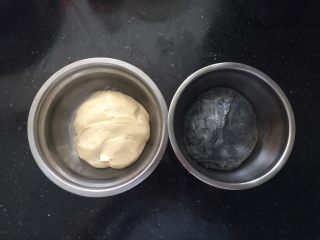 9、黑白小熊挤挤包,取一半面团加入竹炭粉揉成黑色面团，盖上保鲜膜室温下进行第一次发酵。