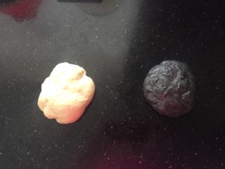 11、黑白小熊挤挤包,取出揉揉排气。