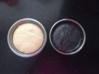 10、黑白小熊挤挤包,发酵至面团蓬松比原来体积大一倍样子，手指粘粉从中间戳个窟窿，窟窿不会回缩即可。