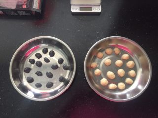 14、黑白小熊挤挤包,接着将剩下的面团分成32个小面团搓成球，16个白色和16个黑色，盖上保鲜膜放入冰箱冷藏着待用。