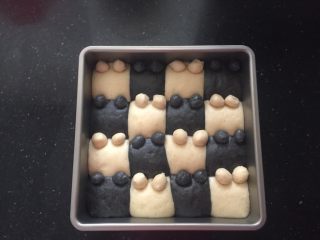 16、黑白小熊挤挤包,把小球球直接粘每个面团上方左右两个做耳朵。