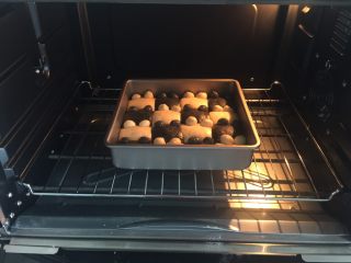 17、黑白小熊挤挤包,烤箱预热上下火180度预热10分钟，烤盘放中下层转150度烘烤20分钟。