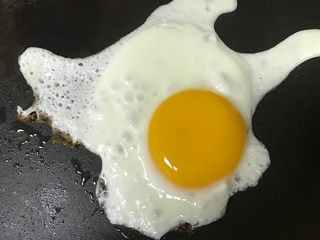 2、英式快手营养早餐,盖盖儿小火煎一分钟关火即可。