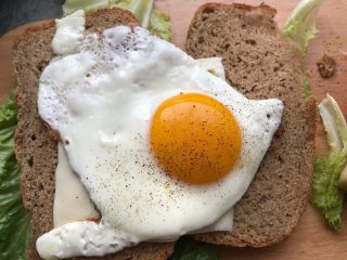 8、英式快手营养早餐,再放上水波蛋，上面撒上黑胡椒碎。