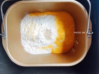 1、颗颗香浓花生粒入口的南瓜乳酪软欧包,依次将纯牛奶、盐、糖粉、面包粉、南瓜粉、干酵母倒入面包机桶内，和面15分钟。