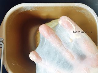 4、颗颗香浓花生粒入口的南瓜乳酪软欧包,这时，取一小块面团可以轻松拉出手膜。