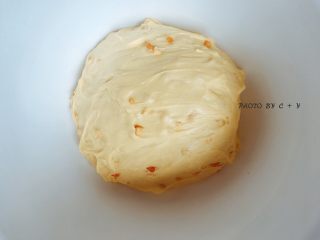 5、颗颗香浓花生粒入口的南瓜乳酪软欧包,再次揉成团放入干净的搅拌盆内。