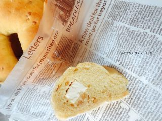 11、颗颗香浓花生粒入口的南瓜乳酪软欧包,冷却后，这款面包的手感和口感还是非常柔软的，尤其是乳酪太好吃了。