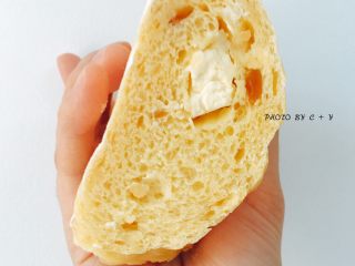 13、颗颗香浓花生粒入口的南瓜乳酪软欧包,切面。