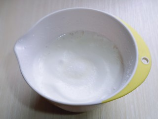 7、火龙果蛋糕,电动打蛋器将蛋白高速打发至呈现鱼眼泡。 加入三分之糖，继续高速打发，蛋清泡消失，细腻时再加入三分之一的糖，继续打发。