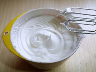 8、火龙果蛋糕,电动打蛋器高速打发，打至湿性发泡时加入最后的三分之一糖，，继续打发至蛋白出现细腻的纹路，将电动打蛋器调低速打发一会儿，感觉有些阻力时，就可以停止打发，以免消泡，提起打蛋器有微微的弯勾就可以，准备工作完成。