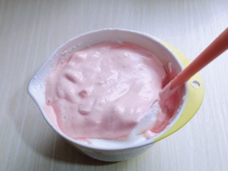 11、火龙果蛋糕,最后将蛋黄糊倒入蛋白霜的容器中，继续翻拌的手法，直至看不到蛋白霜即可。拌好的蛋糕糊，细腻光滑，饱满。