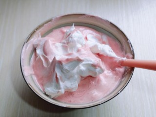 10、火龙果蛋糕,再取三分之一的蛋白霜加入蛋黄糊中，继续上面的手法，翻拌直至看不到蛋白霜。