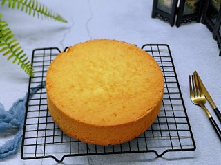 14、火龙果蛋糕,彻底凉后再脱模。