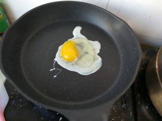 4、三明治,磕入鸡蛋