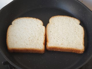 9、三明治,土司片直接放在锅里煎，边缘微焦翻面