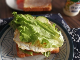20、三明治,最后放一个生菜，再扣上涂了沙拉酱的吐司片
