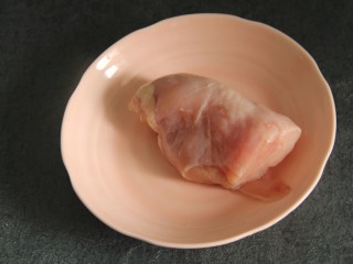 1、开放式鸡肉三明治,准备一块鸡肉