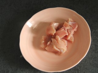 2、开放式鸡肉三明治,切小块