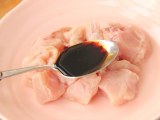 3、开放式鸡肉三明治,放一勺酱油