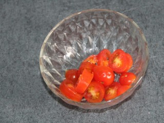 13、开放式鸡肉三明治,切成片