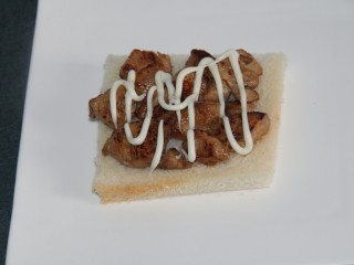 17、开放式鸡肉三明治,挤点沙拉酱