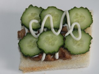 19、开放式鸡肉三明治,再挤点沙拉酱