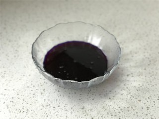 2、面包机版星空面包,去花取液体，尽量控干花朵，过筛备用。