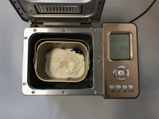 3、面包机版星空面包,面团材料（除黄油外）全部放入面包机内，设置和面15分钟。