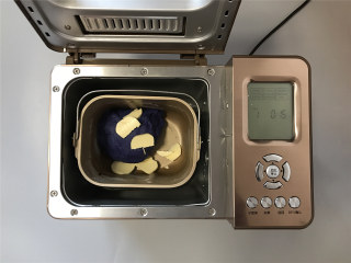 4、面包机版星空面包,加入黄油，继续设置和面15分钟。