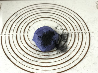 6、面包机版星空面包,将面团分成90克和457克各一份，90克的那份加入0.5克竹碳粉。