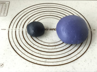 7、面包机版星空面包,手工揉匀，将两份面团各自收圆。