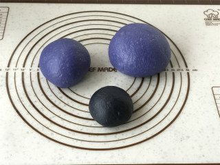 10、面包机版星空面包,排气后，将大面团再分成182克和275克各一份，滚圆后，盖上保鲜膜松弛20分钟左右。