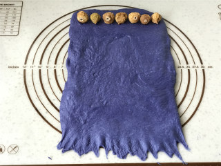 13、面包机版星空面包,大的蓝面团也擀成宽度与面包桶内宽差不多的长方形，底部压薄，顶端摆上一排无花果。