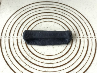 17、面包机版星空面包,直接卷起，收口处留1.5CM左右的尾巴不要卷。