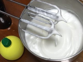 3、白皮戚风蛋糕,再次搅打50圈后加15克细砂糖。
