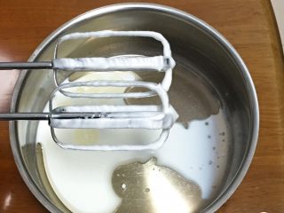 5、白皮戚风蛋糕,玉米油和牛奶混合，加盐用打蛋器低速搅拌混合。
