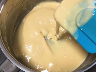 8、白皮戚风蛋糕,细腻光滑的蛋黄糊做好了。