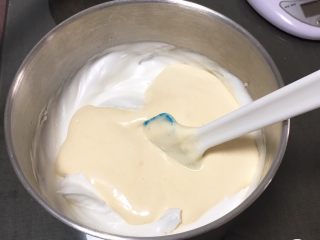 11、白皮戚风蛋糕,翻拌后的蛋糕糊倒回蛋白中。