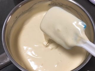 10、白皮戚风蛋糕,用翻拌的手法拌匀蛋糕糊。