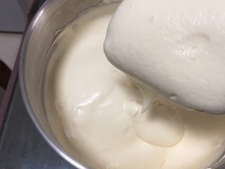 12、白皮戚风蛋糕,继续翻拌50次左右，蛋糕糊就完成了。