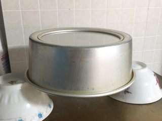 15、白皮戚风蛋糕,烤完立即倒扣放凉，三小时后再脱模。