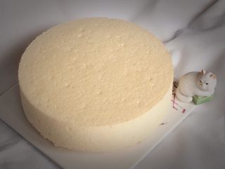 16、白皮戚风蛋糕,白皮蛋糕就完成了。