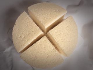 17、白皮戚风蛋糕,切块就可以品尝了。