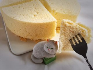 18、白皮戚风蛋糕,拿一块尝尝味道，超级柔软的蛋糕很赞。